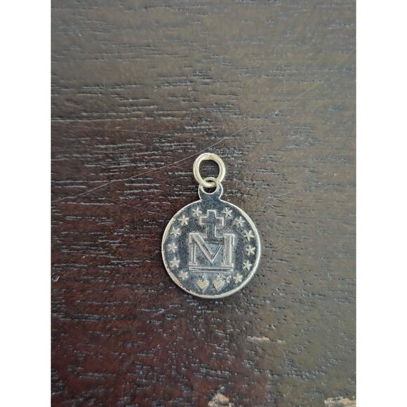 Vintage Mini Miraculous Medal Silver Tone Catholic Pendant Virgin Mary Charm .5" - Picture 3 of 3